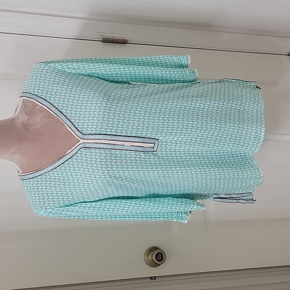 Democracy, Size S Aqua & White Patterned V Neck with Embroidered Accents